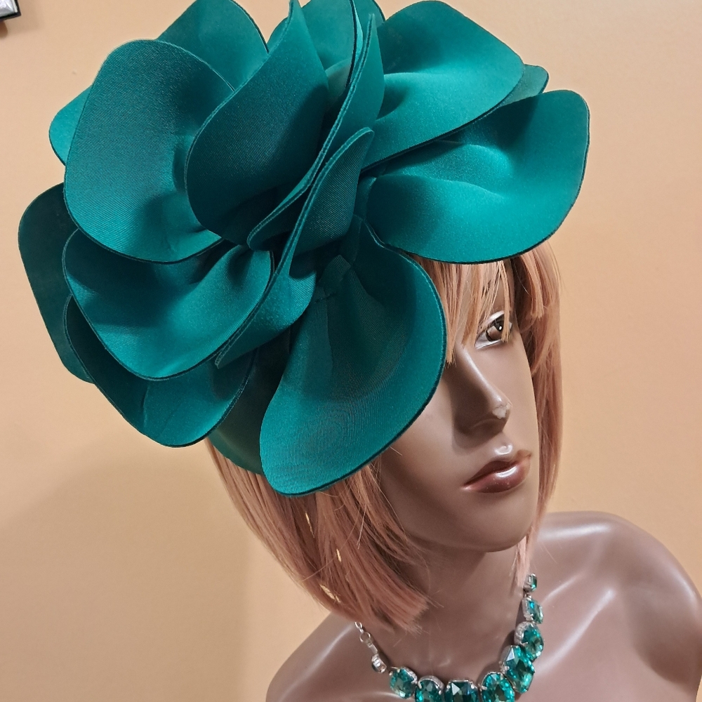 Elegant Emerald Green Fascinator Hat